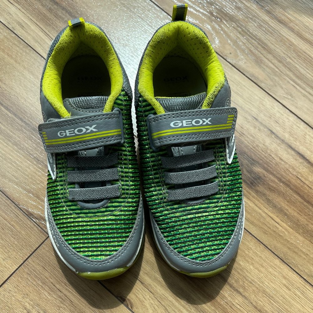 Geox Boys' light-up low top sneakers sz 10.5